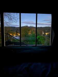 een kamer met een raam met uitzicht op het uitzicht bij Queens Head Inn & Restaurant in Hawkshead