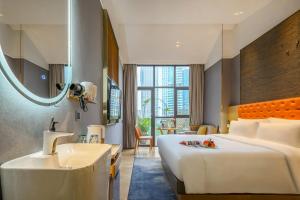 Habitación de hotel con 2 camas y lavamanos en Lux Cabins Hotel Shenzhen en Shenzhen