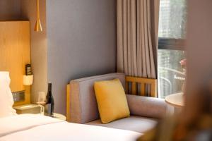 Postel nebo postele na pokoji v ubytování Lux Cabins Hotel Shenzhen