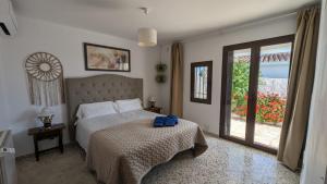 Łóżko lub łóżka w pokoju w obiekcie Villa Little Castle Sea&Mountain - villa vistas al mar y piscina privada en Capistrano Village urbanización, Nerja