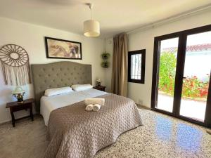Łóżko lub łóżka w pokoju w obiekcie Villa Little Castle Sea&Mountain - villa vistas al mar y piscina privada en Capistrano Village urbanización, Nerja
