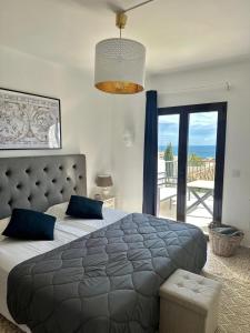 Postel nebo postele na pokoji v ubytování Villa Little Castle Sea&Mountain - villa vistas al mar y piscina privada en Capistrano Village urbanización, Nerja