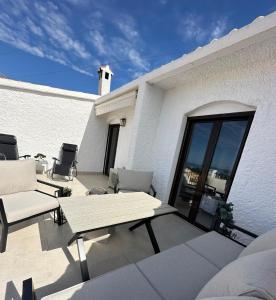 Część wypoczynkowa w obiekcie Villa Little Castle Sea&Mountain - villa vistas al mar y piscina privada en Capistrano Village urbanización, Nerja