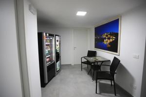 una sala da pranzo con tavolo e TV di Residenza Arena a Tropea