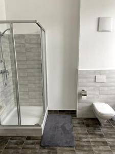 a bathroom with a shower and a toilet at Modernes Studio im Zentrum 24 in Wiener Neustadt