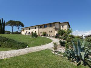 uma casa numa colina com uma estrada de cascalho em SCAPPO IN UMBRIA, Casale em Castello delle Forme