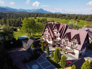 eine Luftaufnahme eines Hauses mit Bergen im Hintergrund in der Unterkunft WERONIKA Murzasichle in Murzasichle