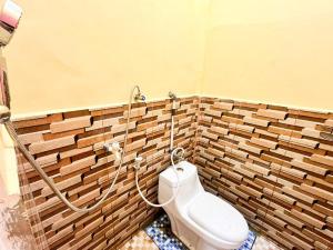 巨港的住宿－Penginapan Dvn & Tmy 01 RedPartner，砖墙内带卫生间的浴室
