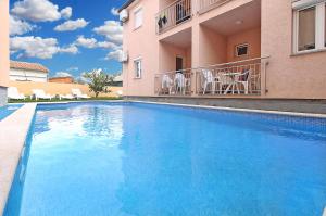 Bazén v ubytování Apartments Edin 1359 nebo v jeho okolí