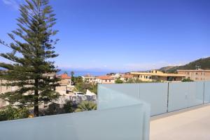 einen Blick vom Balkon eines Hauses mit einem Baum in der Unterkunft Residenza Arena in Tropea