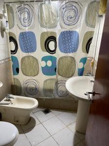 La salle de bains est pourvue de toilettes, d'un lavabo et d'un rideau de douche. dans l'établissement برج المحطة, à Charjah