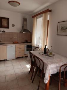 Kuchyň nebo kuchyňský kout v ubytování Guest House Lucijo