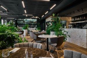 Reštaurácia alebo iné gastronomické zariadenie v ubytovaní ABA Apartments