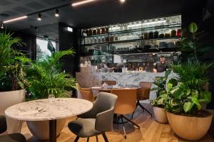 Reštaurácia alebo iné gastronomické zariadenie v ubytovaní ABA Apartments