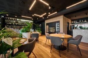 Reštaurácia alebo iné gastronomické zariadenie v ubytovaní ABA Apartments