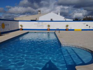 una piscina di fronte a un edificio di Monte Sol Nascente TO a Grândola