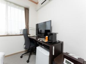 an office with a desk with a computer and a television at Nasu Kogen North Inn in Higashikoya +31 photos