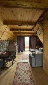 sala de estar con sofá y mesa en AURA Cottages, en Kazbegi