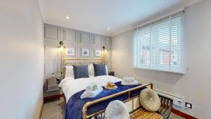 ein Schlafzimmer mit einem Bett mit Handtüchern darauf in der Unterkunft Swansea Marina - 3 Bed Apartment - Water Views & Free Parking in Swansea