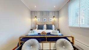 una camera da letto con un letto e due sedie di Swansea Marina - 3 Bed Apartment - Water Views & Free Parking a Swansea