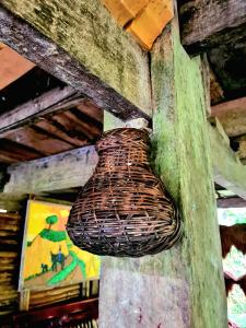 uma cesta de vime pendurada num tecto de madeira em Palm Hill Chalet em Ha Giang