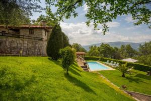 einen Hof mit einem Pool und einem Haus in der Unterkunft Casa de Padreiro by Gerês Casas in Caniçada