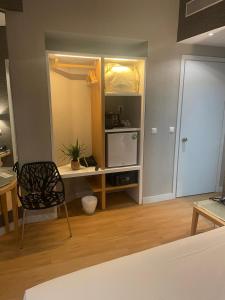 een woonkamer met een bureau en een stoel bij Kreoli Hotel in Athene