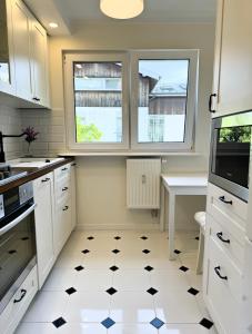 Kuchyňa alebo kuchynka v ubytovaní Przytulny apartament 5 minut od morza