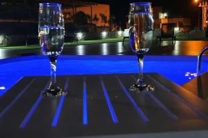Nina Apartment في مدينة خانيا: كأسين من النبيذ يجلسون على طاولة