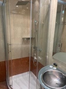 Ett badrum på Kreoli Hotel