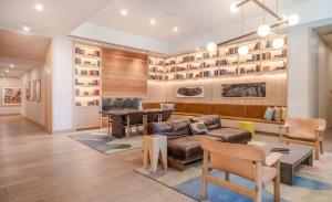 ein Wohnzimmer mit einem Sofa und einem Tisch in der Unterkunft Luxury Oasis on Rainy Street in Austin