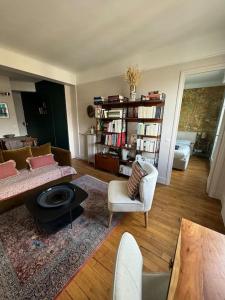 Prostor za sedenje u objektu Charmant appartement parisien