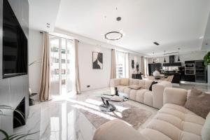salon z kanapą i stołem w obiekcie REF 1466 - Cannes Back Croisette - Penthouse for rent w Cannes