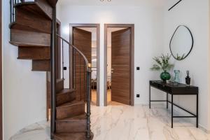 korytarz ze schodami, stołem i lustrem w obiekcie REF 1466 - Cannes Back Croisette - Penthouse for rent w Cannes +12 zdjęć