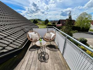 Balcony o terrace sa Stadtoase Fulda mit flair - Whirlpool, Balkon, 2xParkplätze, Highspeed WLAN