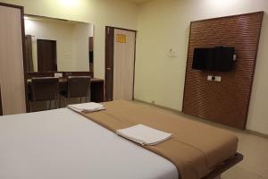 Μια τηλεόραση ή/και κέντρο ψυχαγωγίας στο Hotel Apratim Lodging & Boarding