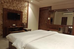 Μια τηλεόραση ή/και κέντρο ψυχαγωγίας στο Hotel Apratim Lodging & Boarding