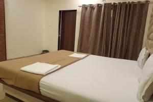 Ένα ή περισσότερα κρεβάτια σε δωμάτιο στο Hotel Apratim Lodging & Boarding