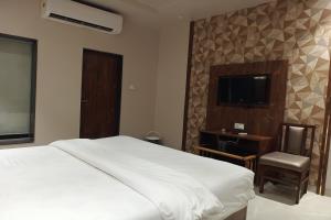 Μια τηλεόραση ή/και κέντρο ψυχαγωγίας στο Hotel Apratim Lodging & Boarding