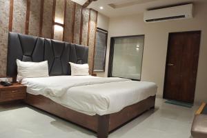 Ένα ή περισσότερα κρεβάτια σε δωμάτιο στο Hotel Apratim Lodging & Boarding