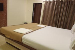 Ένα ή περισσότερα κρεβάτια σε δωμάτιο στο Hotel Apratim Lodging & Boarding