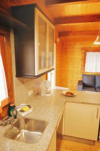 uma cozinha com um lavatório e uma bancada em O Rincón das Rías Baixas em Bueu