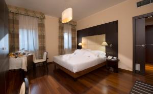 Letto o letti in una camera di Hotel Guglielmo