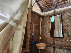 Koupelna v ubytování Bice Camp Darocotan + 37 fotografií