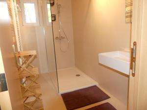 une salle de bain avec douche et lavabo dans l'établissement Coeur de Loup, à Sourbrodt 37 autres photos