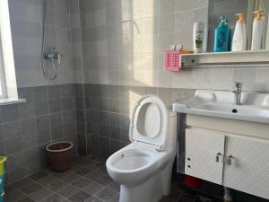 łazienka z toaletą i umywalką w obiekcie 观海民宿 w mieście Jingzicun