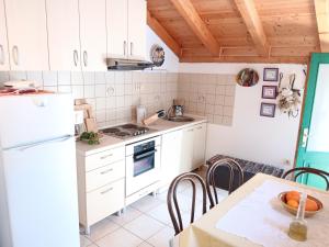 Kuchyň nebo kuchyňský kout v ubytování Guest House Lucijo