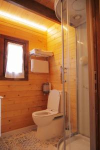 La salle de bains est pourvue d'une douche et de toilettes. dans l'établissement O Rincón das Rías Baixas, à Bueu