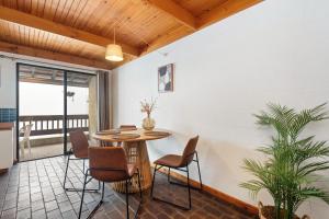 柏斯的住宿－17 Cottesloe - Steps From Beach - Sleeps 2，客房设有桌椅和阳台。