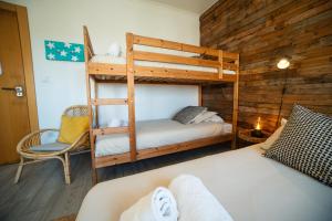 Postel nebo postele na pokoji v ubytování Alex Surf Hostel